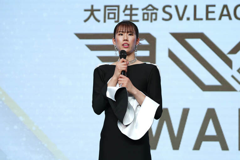 SVリーグアワードでスピーチする林琴奈　©︎AFLO SPORT