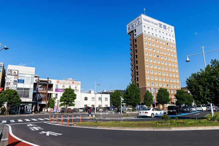 駅の東側。東横インが目立つ