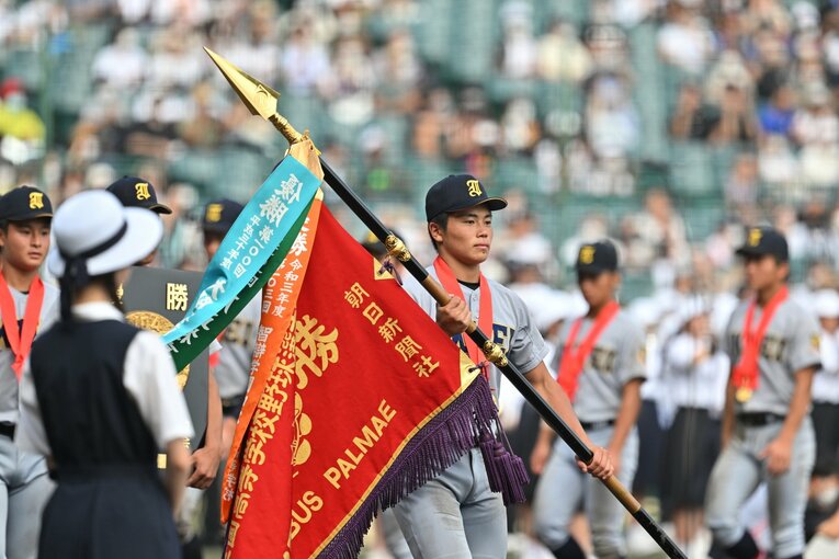 ついに真紅の優勝旗が東北勢の手に渡った　©Hideki Sugiyama