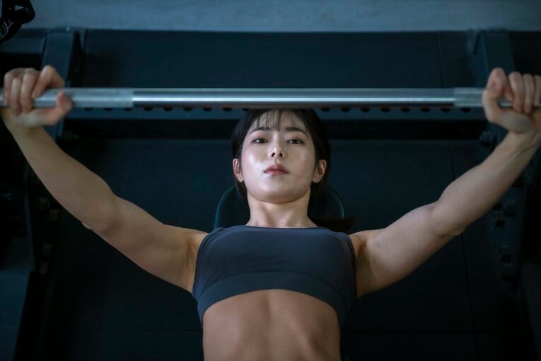 「ジョジョ立ち写真」に19万いいね…とももともも25歳に聞く撮影のウラ側「コスプレにも肉体美が求められている」《特別グラビア》(50)