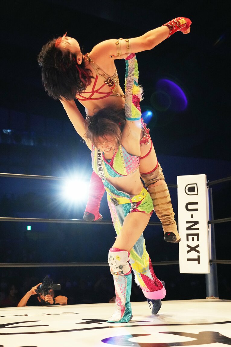 林下詩美を担ぎ上げ、ランニングスリーを放つ岩谷麻優