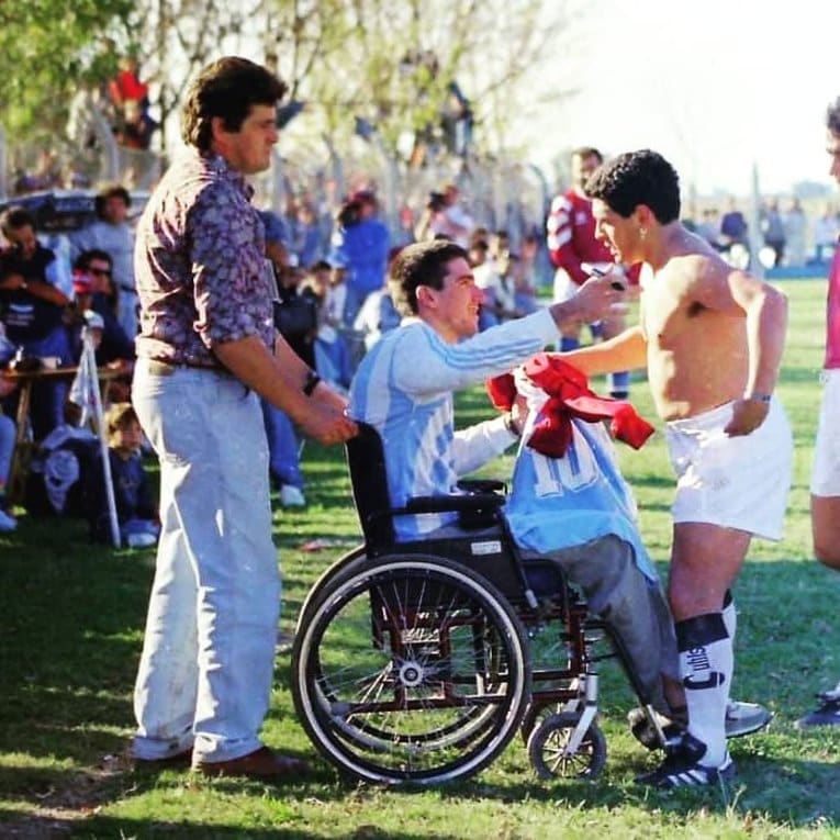 フォンセカにユニフォームを渡すマラドーナ　©︎Daniel Cardacci