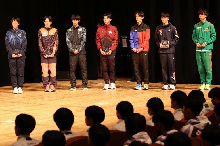 箱根駅伝でトップ10入りを果たした各校の表彰の様子。箱根駅伝に出場した4年生は卒業後、どのような進路が予定されているのか ／ photograph by JMPA