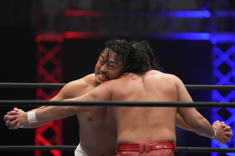 後藤洋央紀と辻陽太のロックアップ　©Masashi Hara