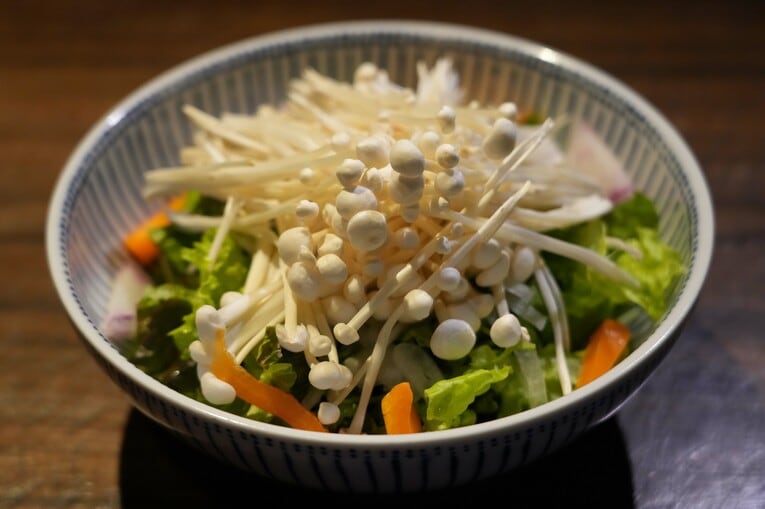 生エノキと彩り野菜のサラダ。生で食べられるエノキが人気