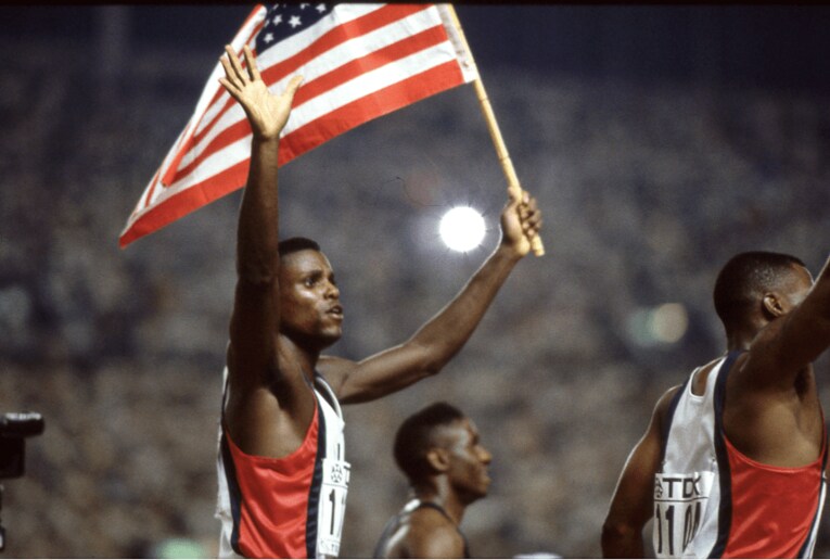 星条旗を手にウィンニングランするカール・ルイス ©︎Naoya Sanuki