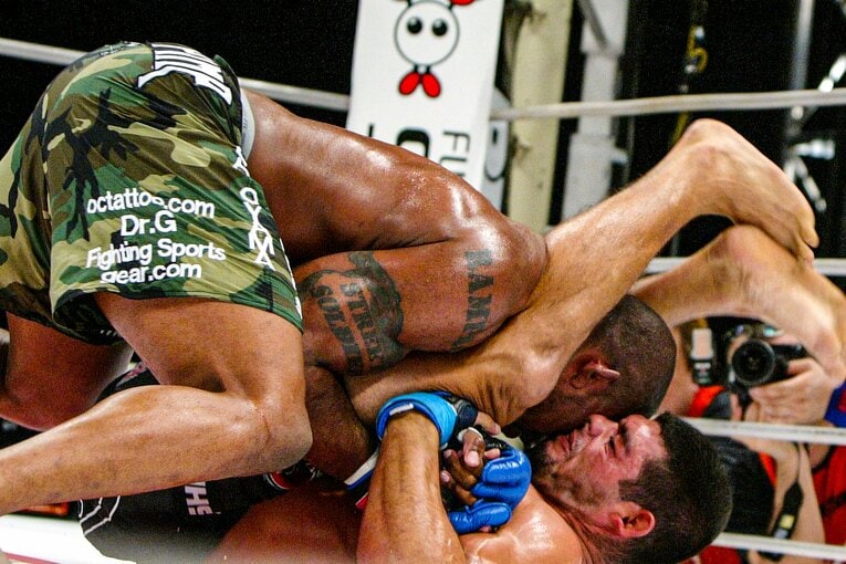 ジャクソンは三角絞めに入ったアローナを高々と持ち上げてリングに叩きつけた（2枚目／全4枚）©Susumu Nagao