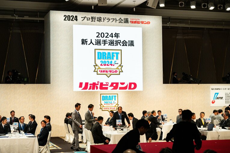 大きな盛り上がりを見せた今年のドラフト会議。事前報道では「調査書」の文字もよく見にした　©JIJI PRESS