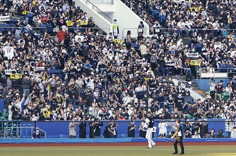 佐々木朗希の完全試合に沸くZOZOマリン ／ photograph by Kyodo News