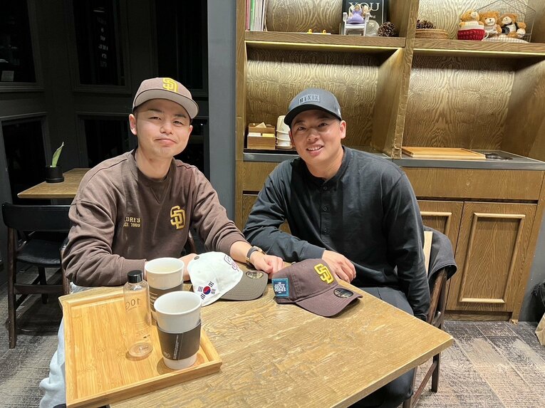 MLBデビューとなった開幕戦の前日、松井のもとを訪れたサカモト氏（左、本人提供）