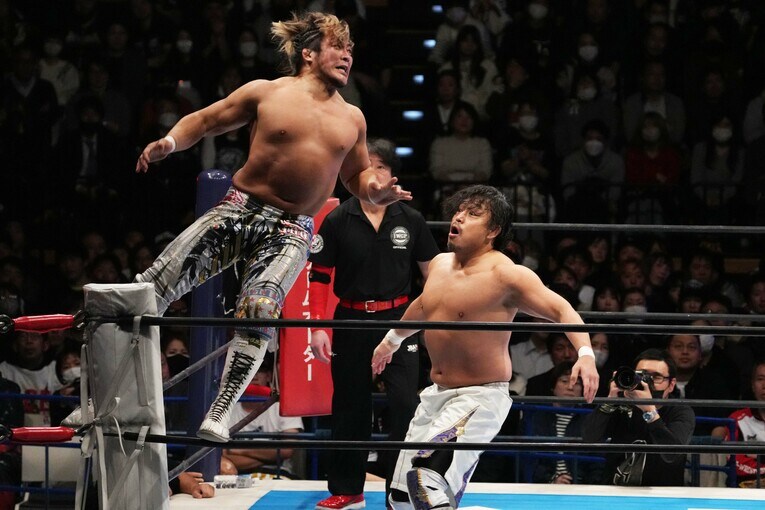 コーナーからボディアタックを放つ棚橋弘至　©Masashi Hara