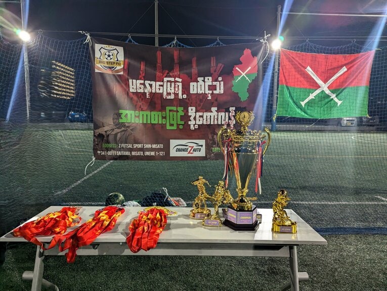 ミャンマー大会バナーとカチン独立軍旗（右）©︎Takashi Kumazaki