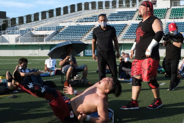 佐藤光留プロデュース『真夏の変態祭り』で諏訪魔に大仁田、鈴木みのるも大暴れ！ 灼熱の旧川崎球場で“1日6試合”の佐藤が感じたのは…？(13)