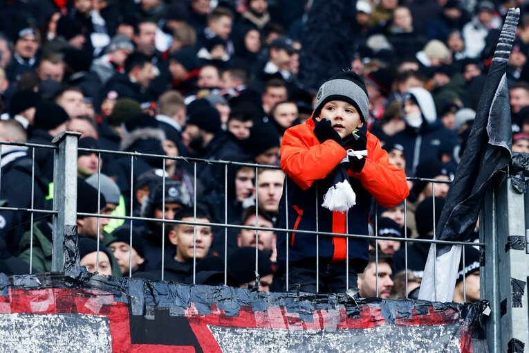 「1年前はJ2→ドイツ5部」上月壮一郎22歳の堂々1部デビュー…長谷部誠と握手、鎌田大地vs吉田麻也のW杯組対決も〈現地撮影〉(11)