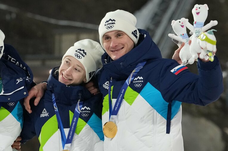 混合団体で金メダルを獲得し、肩を組むプレブツ兄妹　©Tsutomu Kishimoto / JMPA