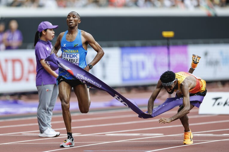 【9枚目／11枚】衝撃のマラソン「写真判定」シンブとペトロスのデッドヒートを連続写真で！　©Kiichi Matsumoto