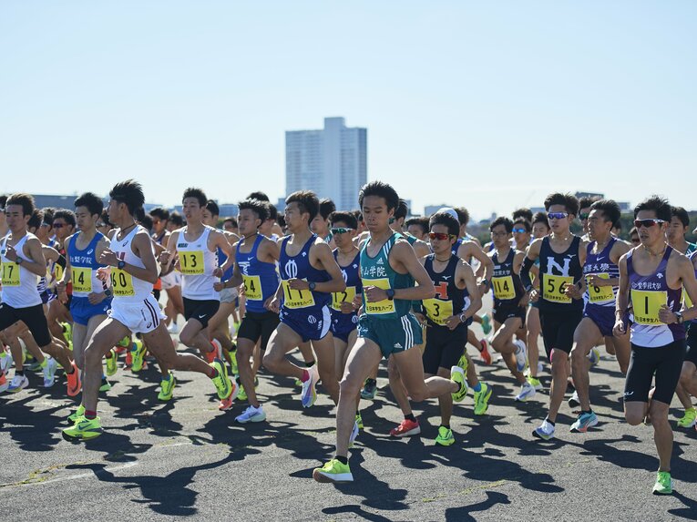 日本学生ハーフマラソン選手権スタート直後。ナンバーカード1をつけた川瀬は右方　©Yuki Suenaga