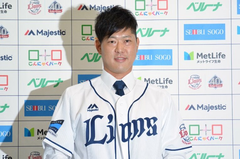 2018年12月21日、笑顔で西武の入団会見に臨む内海哲也。7月12日発売の著書『プライド』では“人的補償の衝撃”を赤裸々につづっている ／ photograph by JIJI PRESS