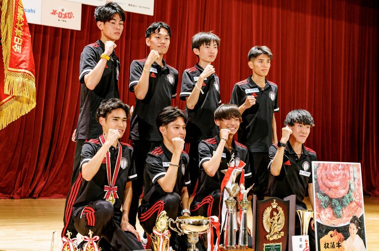 全日本大学駅伝で三冠に「王手」をかけた國學院大。後列左から2番目が山本（4年）、3番目が平林（4年） ／ photograph by Kiichi Matsumoto