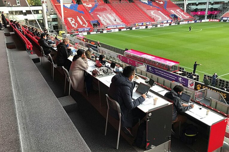 メディアもソーシャルディスタンスを守った©JFA