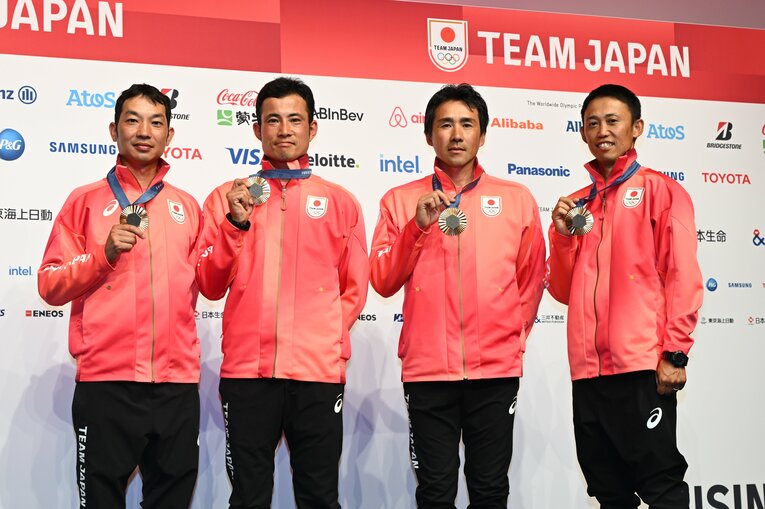期せずして4人全員分のメダルを手にした「初老ジャパン」。左から田中利幸39歳、北島隆三38歳、大岩48歳、戸本一真41歳　©Naoya Sanuki/JMPA