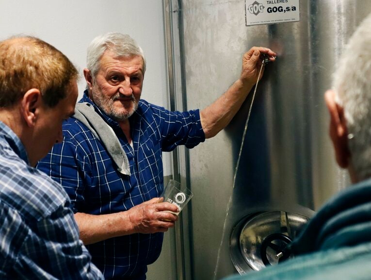 「至る所に14番ユニの子供」久保建英が“バスクで愛される日常”を激写「甥っ子がタケクボって応援してるんだ」醸造所レストランオーナーのこぼれ話(15)