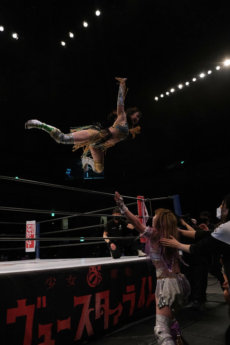 上谷のプランチャを受けた中野。激しい衝撃音が場内に響いた