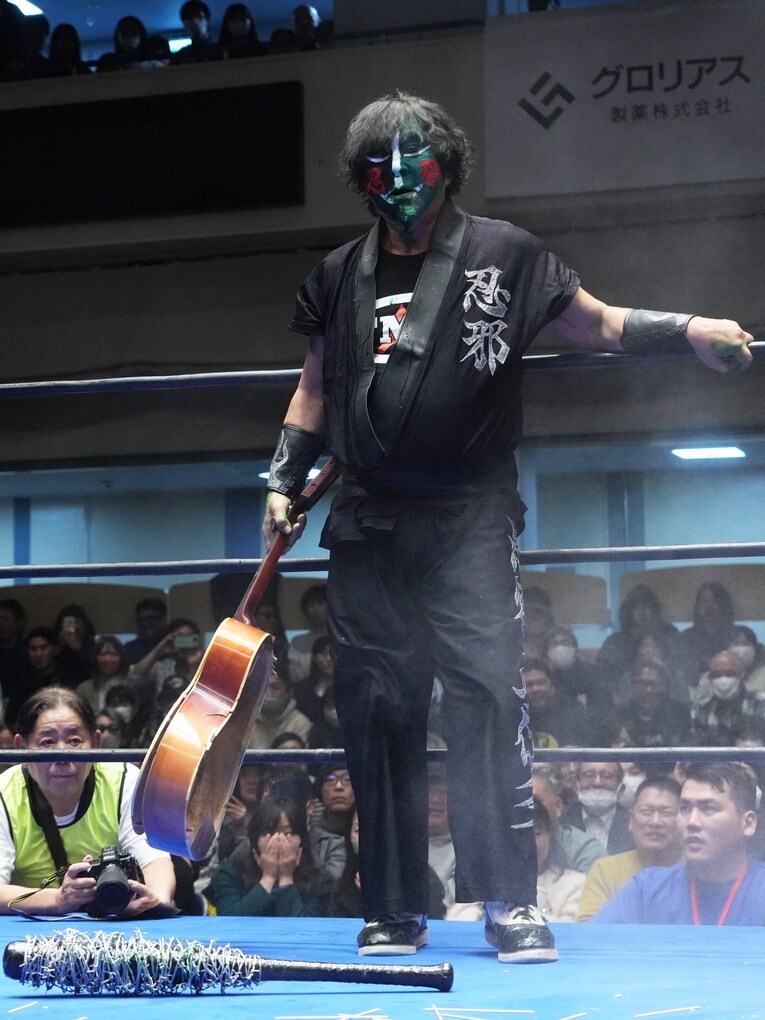 ギターを手にするグレート・ニタ　©Essei Hara