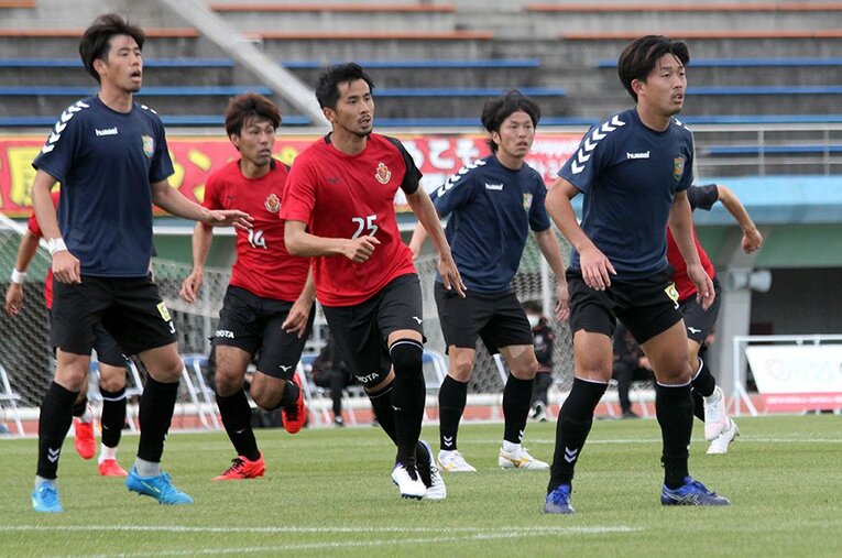 前田（25番）ら数多くの優秀なアタッカーが揃っている©Atsushi Iio