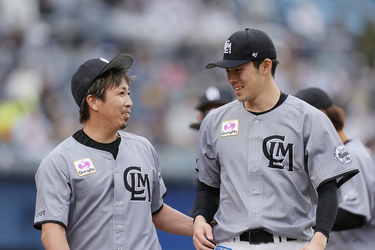 試合後、言葉を交わす益田と佐々木朗希　©︎JIJI PRESS