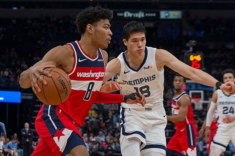 2019年12月14日に実現した日本人対決。しかし、同じコートに立ったのはわずか1分9秒だった ／ photograph by USA TODAY Sports/Reuters/AFLO