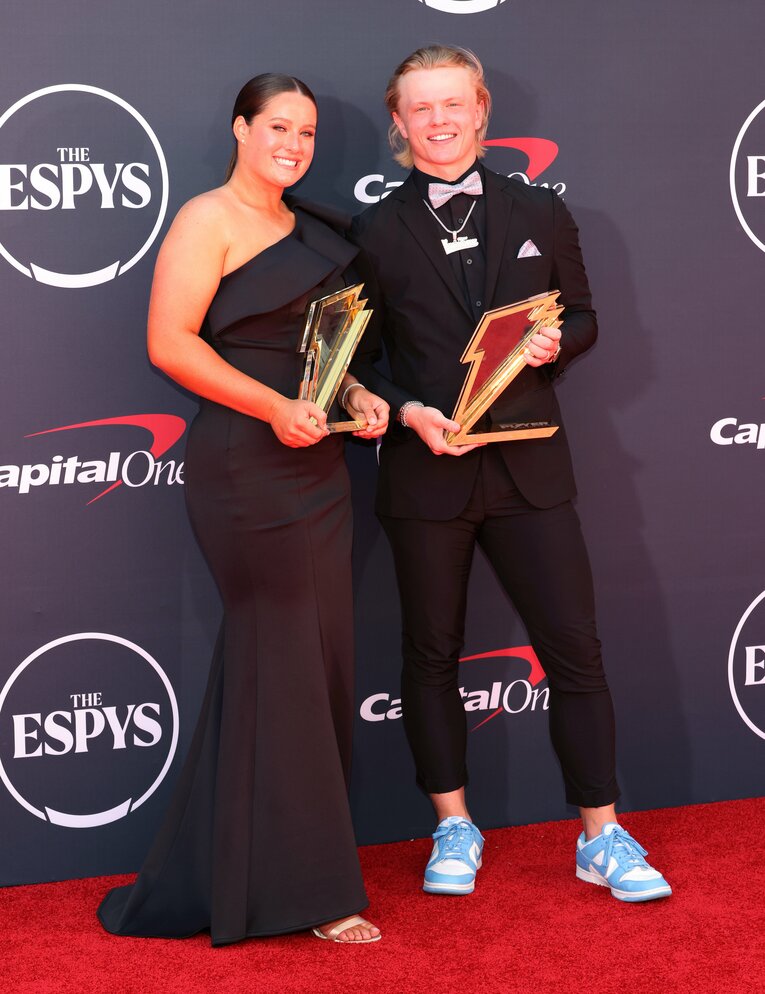 アメリカの活躍した高校生に贈られる「ゲータレード年間最優秀選手賞」を受賞したマックス・クラーク（右）　©Getty Images