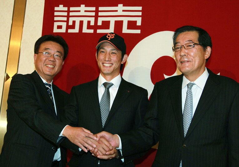 2013年、巨人と仮契約をして笑顔の小林誠司（当時23歳）　©JIJI PRESS