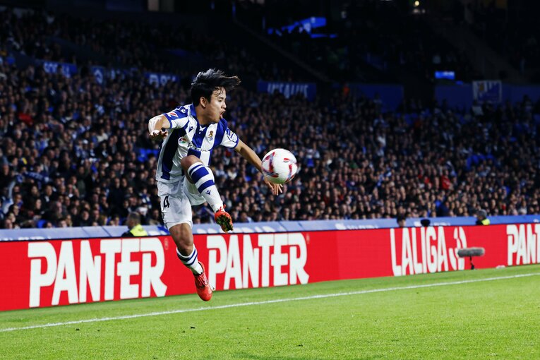 ジャンプしての鮮やかなファーストタッチ　©Daisuke Nakashima