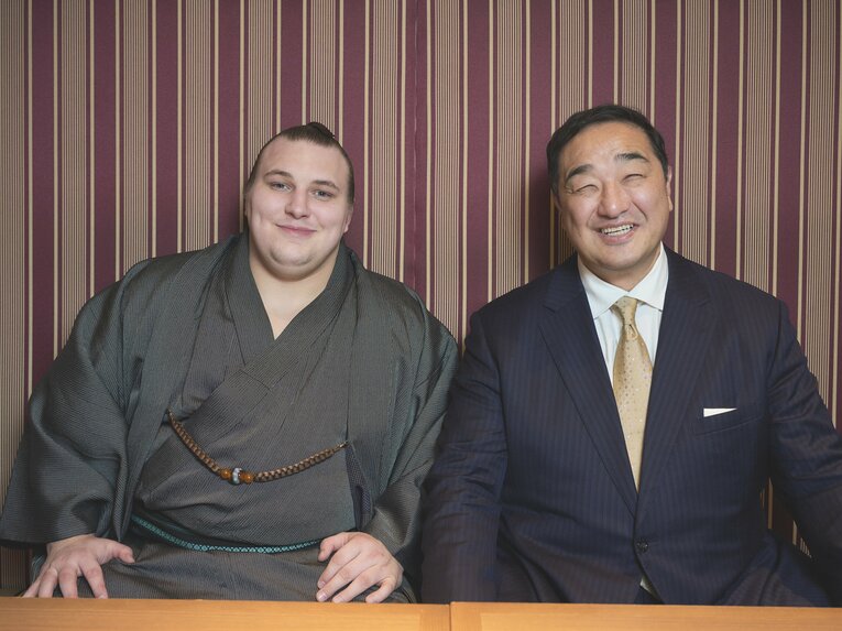 安青錦（左）と安治川親方（右）　©Yuki Suenaga　