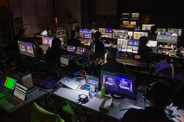 各予選会場のステージ裏には、予選の試合を管制し、中継するための機器がずらりと並ぶ。いわゆる「審判」もここで行なう。