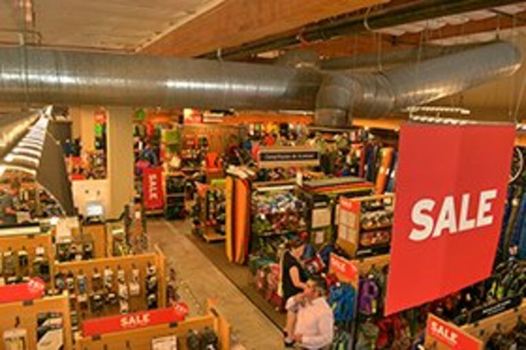 大型アウトドアショップ「REI」の店内。 