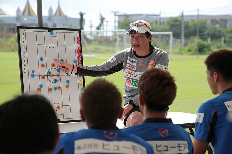 霜田正浩監督の熱い指導はピッチ内でも続く。「個人昇格は大歓迎」と語るが、もちろんチームとしてもJ1昇格を目指す。 ／ photograph by Norio Rokukawa