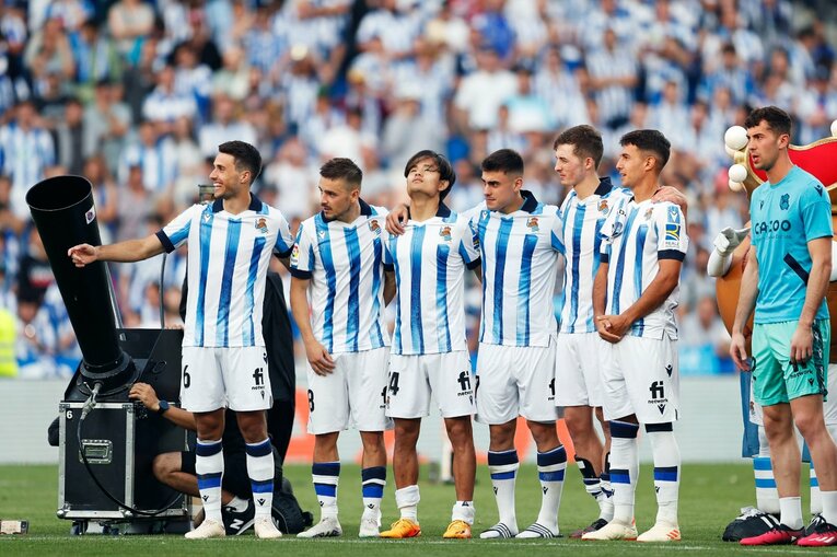 久保建英22歳誕生日に「タケはアイドル」日本語ボードの子供、メッシっぽい新ユニ姿やソシエダ主将との別れ…カメラマンが見た“幸せな最終節”(49)