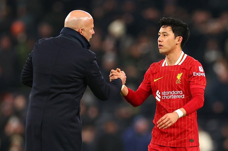 リーグカップ準決勝トッテナム戦後、握手するスロット監督と遠藤航。出番が限られる中でも、指揮官は背番号3に大きな信頼を寄せている ／ photograph by Chris Brunskill/Fantasista,Getty Images