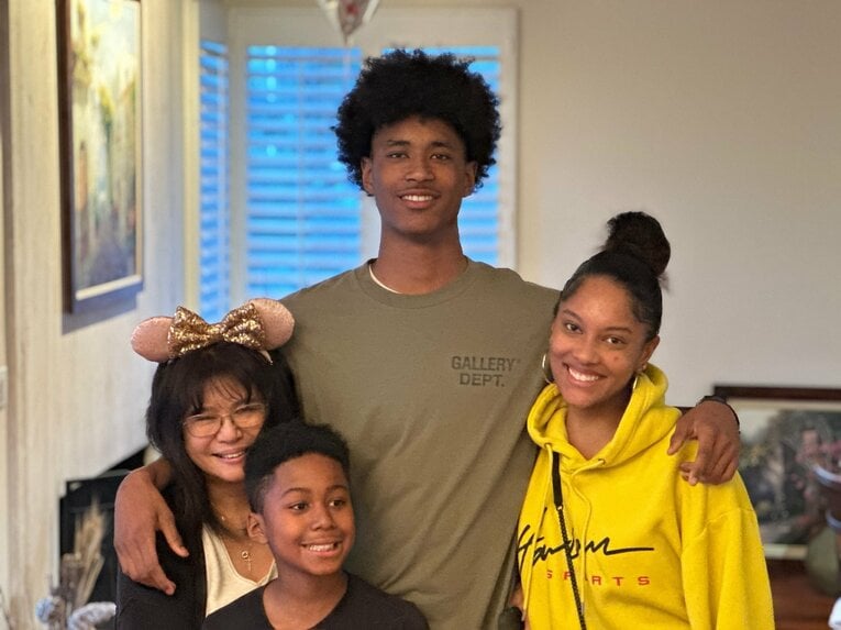 タージ（中央）と祖母・由布子さん　（写真／家族提供）