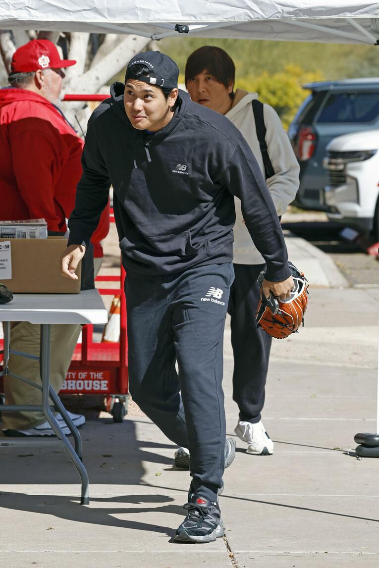 今季からニューバランスと契約した大谷翔平。帽子から靴まで全身ニューバランスで球場入りする姿も見られた　©KYODO