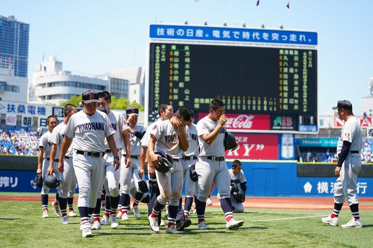 慶應高に逆転で敗れ、涙で引き上げる横浜高校野球部　©JIJI PRESS