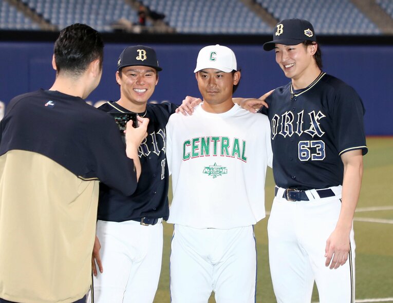 7月のオールスター試合前、笑顔で記念撮影する山本、今永、山崎颯一郎　©Sankei Shimbun 