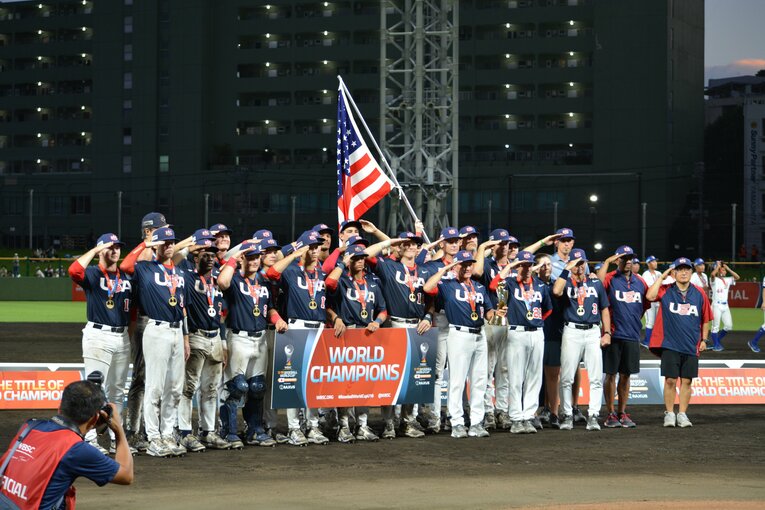 優勝したアメリカの選手たちの敬礼ポーズ　©Takarin Matsunaga