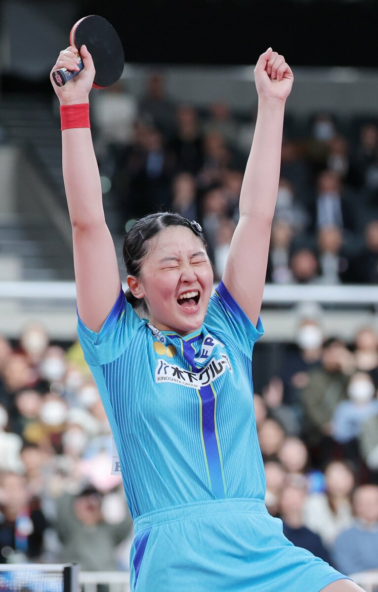 全日本選手権初優勝を決め、ガッツポーズを作る張本　©JIJI PRESS