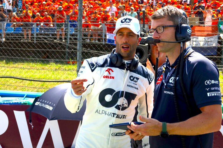 レースエンジニアのピエール・ハムリンと話し込むリカルド（左）　©Msahiro Owari