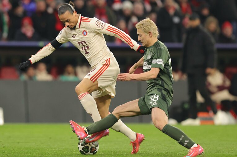 CLバイエルン戦、サネをチェックする前田　©Getty Images