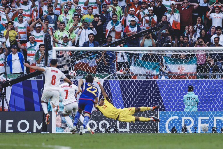 イランのジャハンバフシュにPKを決められた瞬間（3枚目／全4枚）©Kiichi Matsumoto