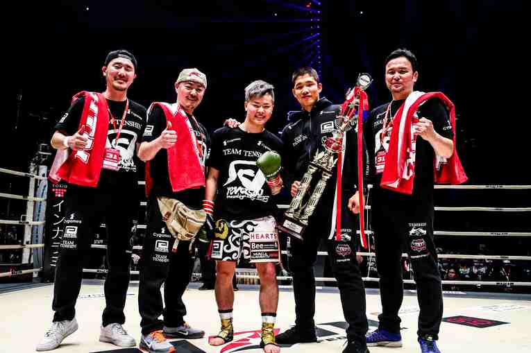那須川はキックルールのワンデイトーナメントで順当に優勝。チーム天心で喜びを分かち合う　©RIZIN FF Susumu Nagao